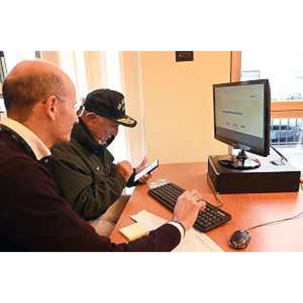 Il coordinatore della Biblioteca del Cr, Massimiliano Pastrovicchio, con un utente durante la procedura di attivazione dello Spid - Il coordinatore della Biblioteca del Cr, Massimiliano Pastrovicchio, con un utente durante la procedura di attivazione dello Spid