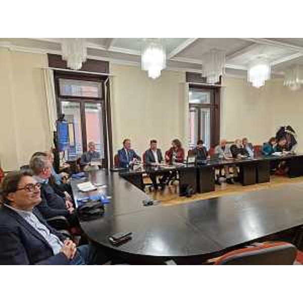 L'assessore regionale alla Difesa dell'Ambiente, Fabio Scoccimarro, durante la riunione informativa con i Comuni in merito all'istituzione e gestione del geoparco regionale Carso-Kras. - L'assessore regionale alla Difesa dell'Ambiente, Fabio Scoccimarro, durante la riunione informativa con i Comuni in merito all'istituzione e gestione del geoparco regionale Carso-Kras.