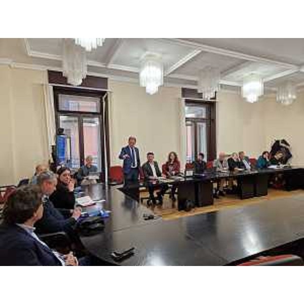 L'assessore regionale alla Difesa dell'Ambiente, Fabio Scoccimarro, durante la riunione informativa con i Comuni in merito all'istituzione e gestione del geoparco regionale Carso-Kras. - L'assessore regionale alla Difesa dell'Ambiente, Fabio Scoccimarro, durante la riunione informativa con i Comuni in merito all'istituzione e gestione del geoparco regionale Carso-Kras.