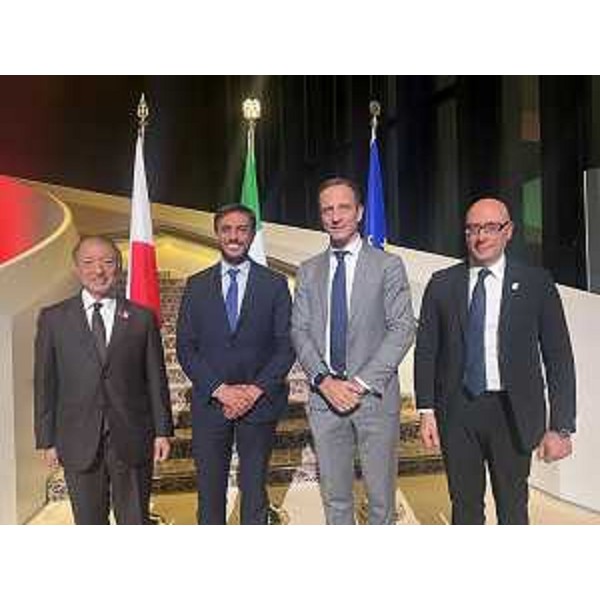 Il Governatore della Regione Massimiliano Fedriga (secondo da destra) insieme al Commissario generale per l'Italia a Expo Mario Vattani (primo da destra), il Console generale d'Italia a Osaka Marco Prencipe (terzo da destra) e l'ambasciatore per il Kansai Himeno Tsutomu (primo da sinistra) - Il Governatore della Regione Massimiliano Fedriga (secondo da destra) insieme al Commissario generale per l'Italia a Expo Mario Vattani (primo da destra), il Console generale d'Italia a Osaka Marco Prencipe (terzo da destra) e l'ambasciatore per il Kansai Himeno Tsutomu (primo da sinistra) 