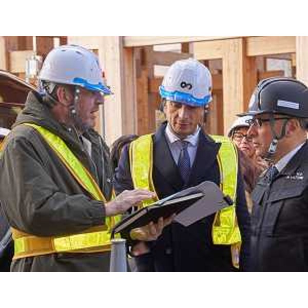 Il governatore Fedriga (al centro) durante il sopralluogo al cantiere Expo di Osaka. - Il governatore Fedriga (al centro) durante il sopralluogo al cantiere Expo di Osaka.
