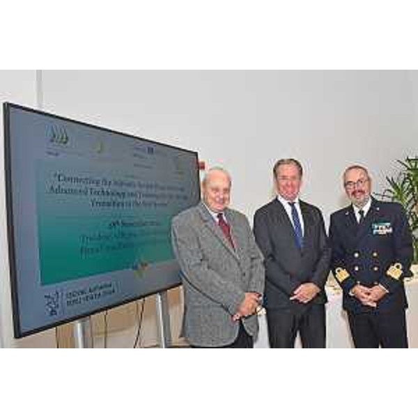 Da sinistra: Roberto Antonione (segretario generale Ince), Fabio Scoccimarro (assessore regionale Difesa dell'ambiente), Luciano Del Prete (direttore Autorità marittima Fvg) - Da sinistra: Roberto Antonione (segretario generale Ince), Fabio Scoccimarro (assessore regionale Difesa dell'ambiente), Luciano Del Prete (direttore Autorità marittima Fvg)