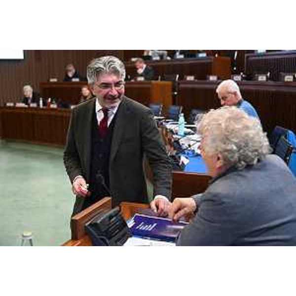 Antonio Calligaris, capogruppo della Lega, dialoga con il colega di gruppo Elia Miani - Antonio Calligaris, capogruppo della Lega, dialoga con il colega di gruppo Elia Miani