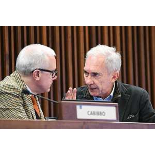 Andrea Cabibbo, capogruppo di Forza Italia, a sinistra nella foto, con il collega di gruppo Roberto Novelli - Andrea Cabibbo, capogruppo di Forza Italia, a sinistra nella foto, con il collega di gruppo Roberto Novelli