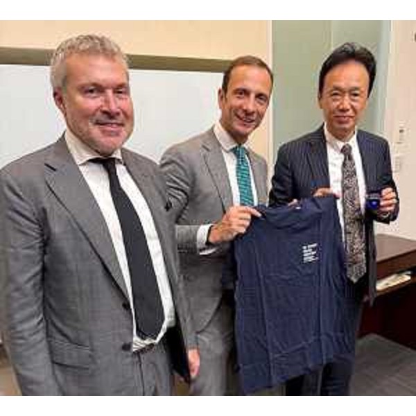 Il governatore Fedriga e l'assessore Bini con il vicepresidente di Mitsubishi Electric Masahiro Oya - Il governatore Fedriga e l'assessore Bini con il vicepresidente di Mitsubishi Electric Masahiro Oya