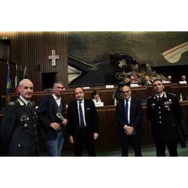 L'assessore Roberti (il seconda a sinistra) con i vertici locali delle forze dell'ordine - L'assessore Roberti (il seconda a sinistra) con i vertici locali delle forze dell'ordine 