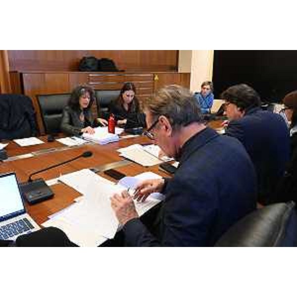 L'assessore Scoccimarro e, in secondo piano, Serena Pellegrino (Avs) e Manuela Celotti (Pd) - L'assessore Scoccimarro e, in secondo piano, Serena Pellegrino (Avs) e Manuela Celotti (Pd)