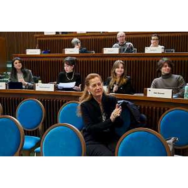 Nella prima fila dei banchi consiliari, da destra, i tirocinanti dell'Ora Fvg Simone Not, Eva Marcinko e Arianna Piccaro - Nella prima fila dei banchi consiliari, da destra, i tirocinanti dell'Ora Fvg Simone Not, Eva Marcinko e Arianna Piccaro