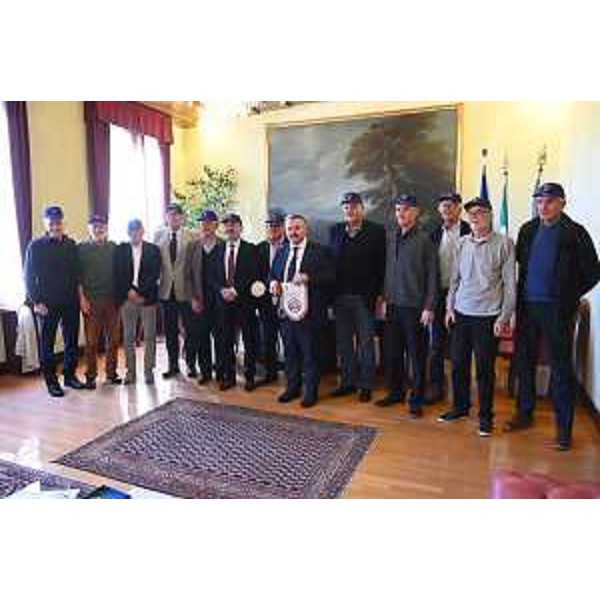 Foto di gruppo durante la consegna del sigillo del Consiglio regionale alla squadra transfrontaliera (italiana e slovena) vincitrice della medaglia d'oro al campionato europeo del Maxibasketball - Foto di gruppo durante la consegna del sigillo del Consiglio regionale alla squadra transfrontaliera (italiana e slovena) vincitrice della medaglia d'oro al campionato europeo del Maxibasketball