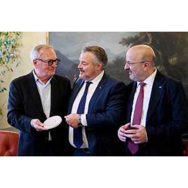 Da sinistra: Nino Comelli, il capitano della squadra over 75, il consigliere regionale Diego Bernardis e il prefetto di Gorizia, Raffaele Ricciardi durante la consegna del sigillo del Cr Fvg - Da sinistra: Nino Comelli, il capitano della squadra over 75, il consigliere regionale Diego Bernardis e il prefetto di Gorizia, Raffaele Ricciardi durante la consegna del sigillo del Cr Fvg