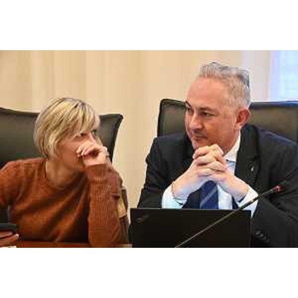 Il presidente della I Commissione, Alessandro Basso (FdI), con l'assessore regionale alle Finanze, Barbara Zilli - Il presidente della I Commissione, Alessandro Basso (FdI), con l'assessore regionale alle Finanze, Barbara Zilli