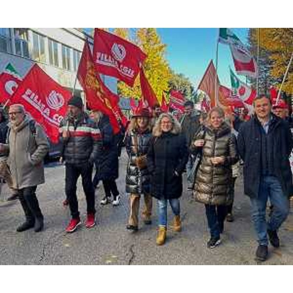La manifestazione a Pordenone, a cui hanno aderito Nicola Conficoni e Massimiliano Pozzo (Pd), primo a destra - La manifestazione a Pordenone, a cui hanno aderito Nicola Conficoni e Massimiliano Pozzo (Pd), primo a destra