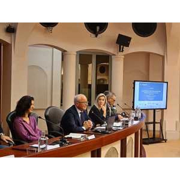 Il tavolo dei relatori del convegno alla presenza dell'assessore regionale alle Infrastrutture Cristina Amirante - Il tavolo dei relatori del convegno alla presenza dell'assessore regionale alle Infrastrutture Cristina Amirante