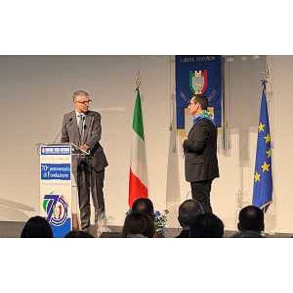 L'assessore Roberti prima del suo intervento e il presidente dell'Unione degli Istriani Massimiliano Lacota - L'assessore Roberti prima del suo intervento e il presidente dell'Unione degli Istriani Massimiliano Lacota