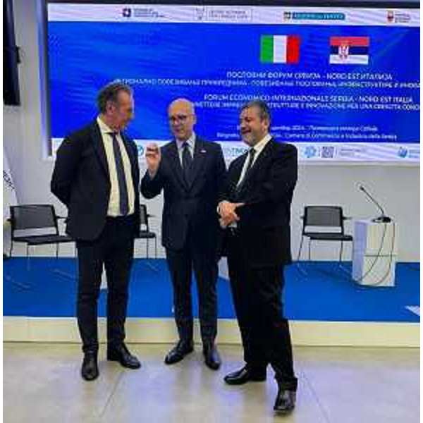 Da destra l'assessore Fabio Scoccimarro, il pirmo ministro Vucevic e il presidente di Finest Alessando Minon - Da destra l'assessore Fabio Scoccimarro, il pirmo ministro Vucevic e il presidente di Finest Alessando Minon