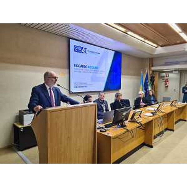 L'assessore Riccardo Riccardi durante il suo intervento al Cro di Aviano in occasione della giornata di celebrazione per i 40 anni di fondazione dell'istituto - L'assessore Riccardo Riccardi durante il suo intervento al Cro di Aviano in occasione della giornata di celebrazione per i 40 anni di fondazione dell'istituto