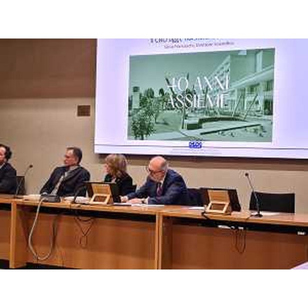 L'assessore regionale Riccardo Riccardi, a destra, al tavolo dei relatori al Cro di Aviano per i 40 anni di fondazione - L'assessore regionale Riccardo Riccardi, a destra, al tavolo dei relatori al Cro di Aviano per i 40 anni di fondazione