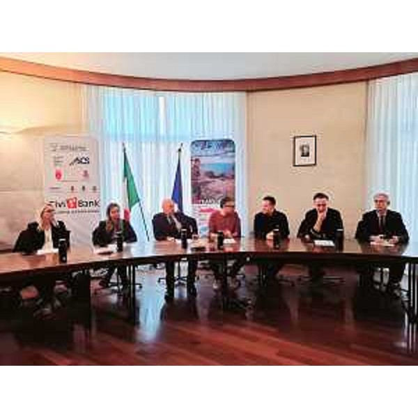 L'assessore regionale alle Autonomie locali, PIerpaolo Roberti con i relatori della conferenza stampa su La corsa della Bora - L'assessore regionale alle Autonomie locali, PIerpaolo Roberti con i relatori della conferenza stampa su La corsa della Bora