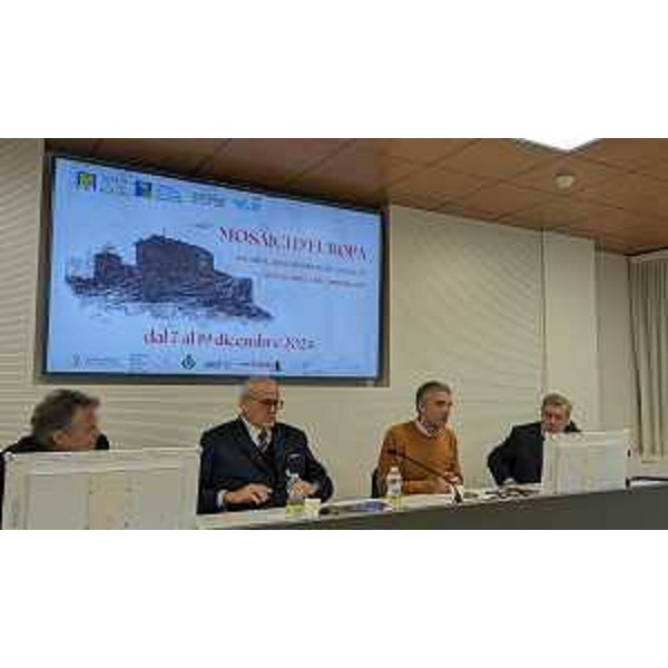 L'assessore Roberti alla presentazione di "Mosaici d'Europa", kermesse promossa dal "Teatri Stabil Furlan" e dalla Regione - L'assessore Roberti alla presentazione di "Mosaici d'Europa", kermesse promossa dal "Teatri Stabil Furlan" e dalla Regione 