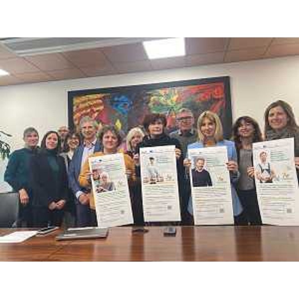 L'assessore regionale a Lavoro e formazione, Alessia Rosolen (al centro) con i funzionari regionali e i rappresentanti degli Enti di formazione che hanno attivato il servizio di certificazione delle competenze IVC. - L'assessore regionale a Lavoro e formazione, Alessia Rosolen (al centro) con i funzionari regionali e i rappresentanti degli Enti di formazione che hanno attivato il servizio di certificazione delle competenze IVC.