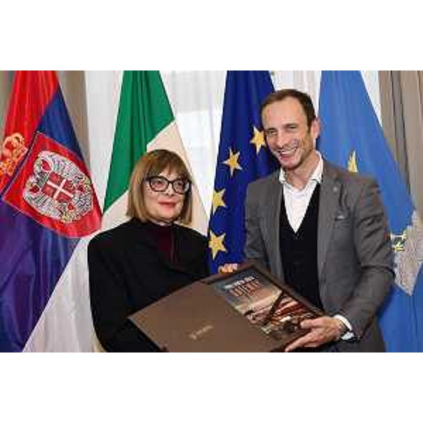 Il governatore del Friuli Venezia Giulia Massimiliano Fedriga con la governatrice della Voivodina Maja Gojkovic - Il governatore del Friuli Venezia Giulia Massimiliano Fedriga con la governatrice della Voivodina Maja Gojkovic 