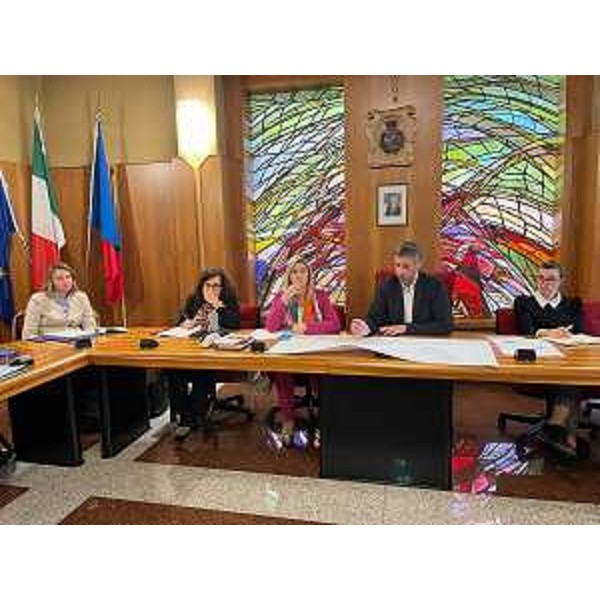 L'assessore regionale alle Infrastrutture Crisitina Amirante durante l'incontro con il sindaco di Arta Terme e l'Anas per la viabilità lungo la statale 52 bis - L'assessore regionale alle Infrastrutture Crisitina Amirante durante l'incontro con il sindaco di Arta Terme e l'Anas per la viabilità lungo la statale 52 bis