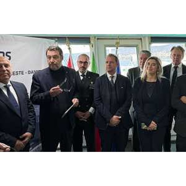 A destra gli assessori regionali Cristina Amirante e Fabio Scoccimarro con il vicepremier e ministro delle Infrastrutture e trasporti, Matteo Salvini - A destra gli assessori regionali Cristina Amirante e Fabio Scoccimarro con il vicepremier e ministro delle Infrastrutture e trasporti, Matteo Salvini