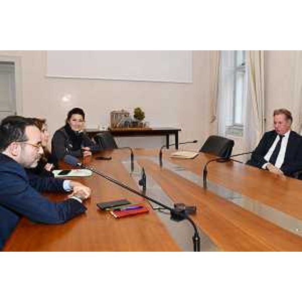 L'assessore Scoccimarro durante l'incontro - L'assessore Scoccimarro durante l'incontro 