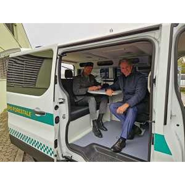 La nuova vettura del Noava (a destra l'assessore Fabio Scoccimarro) - La nuova vettura del Noava (a destra l'assessore Fabio Scoccimarro)