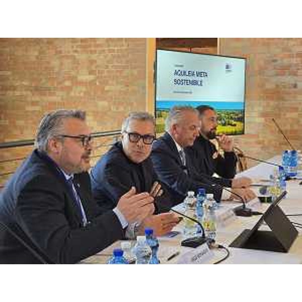 Da sinistra Diego Bernardis (Fp) con l'assessore regionale alle Attività produttive, Sergio Emidio Bini e il sindaco di Aquileia, Emanuele Zorino. - Da sinistra Diego Bernardis (Fp) con l'assessore regionale alle Attività produttive, Sergio Emidio Bini e il sindaco di Aquileia, Emanuele Zorino. 