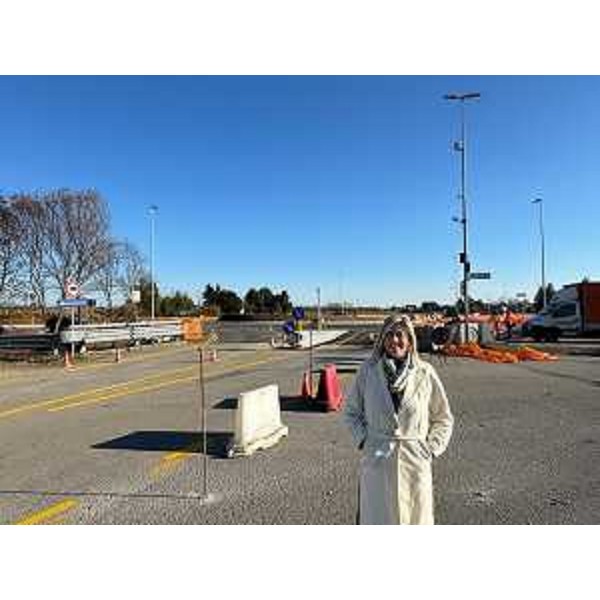 L'assessore regionale alle Infrastrutture e territorio Cristina Amirante durante il sopralluogo al cantiere della rotonda sulla SP7 a Roveredo in Piano - L'assessore regionale alle Infrastrutture e territorio Cristina Amirante durante il sopralluogo al cantiere della rotonda sulla SP7 a Roveredo in Piano