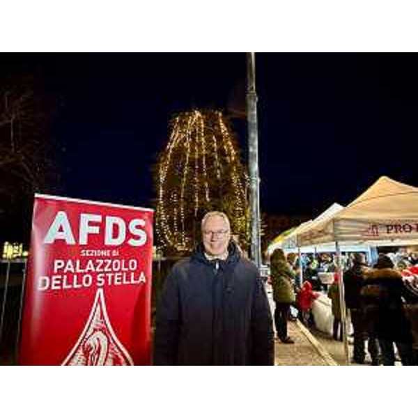 Il presidente del Cr Fvg, Mauro Bordin, davanti all'albero di Natale di piazza Libertà a Palazzolo dello Stella - Il presidente del Cr Fvg, Mauro Bordin, davanti all'albero di Natale di piazza Libertà a Palazzolo dello Stella