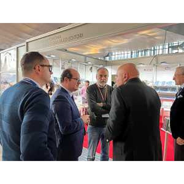 Il vicegovernatore Mario Anzil con gli editori - Il vicegovernatore Mario Anzil con gli editori