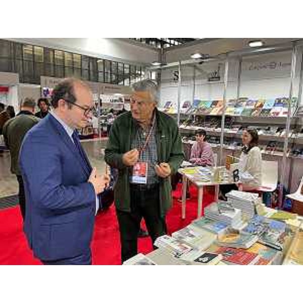 Il vicegovernatore Mario Anzil visita lo stand Fvg di "Più libri più liberi" - Il vicegovernatore Mario Anzil visita lo stand Fvg di "Più libri più liberi"