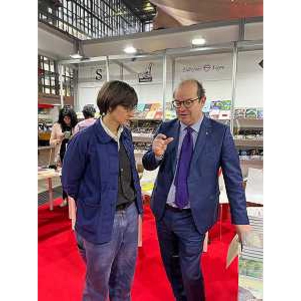 Il vicegovernatore Mario Anzil con Chiara Valerio - Il vicegovernatore Mario Anzil con Chiara Valerio