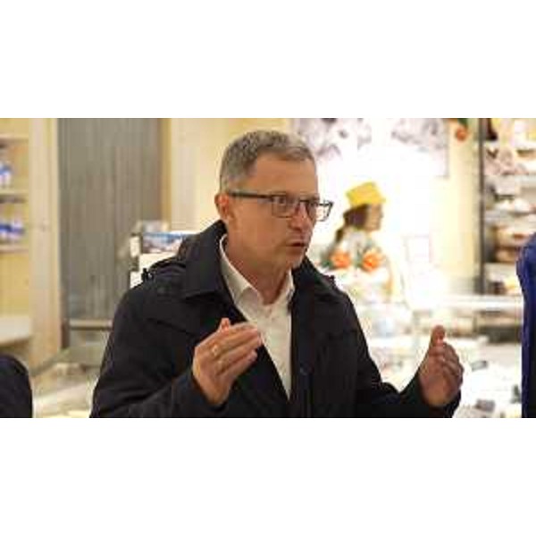 Lassessore alle Risorse agroalimentari, forestali e ittiche Stefano Zannier allinaugurazione del nuovo punto vendita del caseificio di Enemonzo - Lassessore alle Risorse agroalimentari, forestali e ittiche Stefano Zannier allinaugurazione del nuovo punto vendita del caseificio di Enemonzo