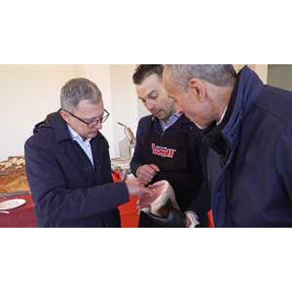 Lassessore alle Risorse agroalimentari, forestali e ittiche Stefano Zannier allinaugurazione del nuovo punto vendita del caseificio di Enemonzo - Lassessore alle Risorse agroalimentari, forestali e ittiche Stefano Zannier allinaugurazione del nuovo punto vendita del caseificio di Enemonzo