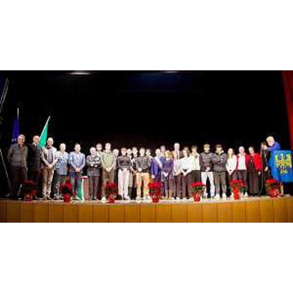 La foto di gruppo con le autorità e i giovani di San Daniele - La foto di gruppo con le autorità e i giovani di San Daniele