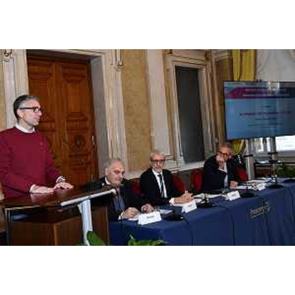 L'assessore Roberti nel corso del suo intervento - L'assessore Roberti nel corso del suo intervento