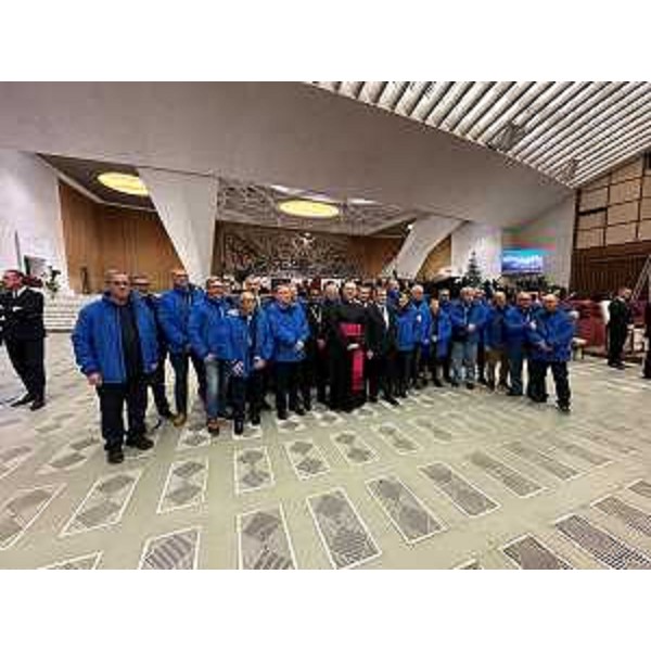 La delegazione dei costruttori del presepe di Grado donato al papa - La delegazione dei costruttori del presepe di Grado donato al papa