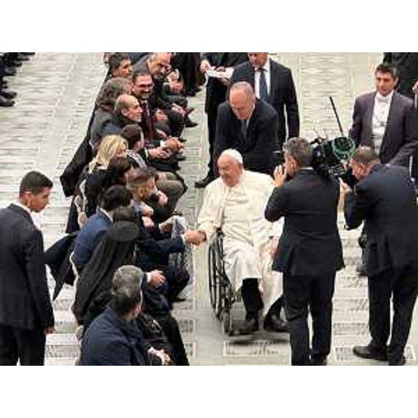 Papa Francesco stringe le mani ai presenti - Papa Francesco stringe le mani ai presenti