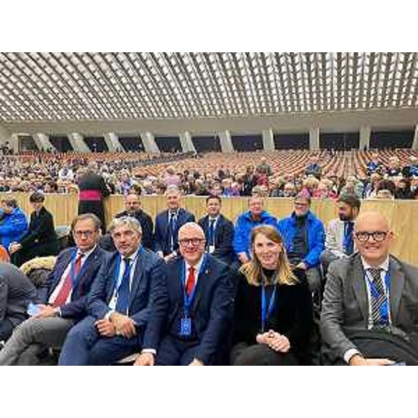 Rosaria Capozzi (M5S) con gli altri consiglieri regionali in udienza dal papa - Rosaria Capozzi (M5S) con gli altri consiglieri regionali in udienza dal papa