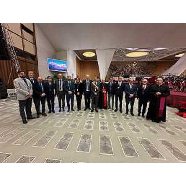 La delegazione consiliare del Fvg da papa Francesco; al centro Rosaria Capozzi (M5S) - La delegazione consiliare del Fvg da papa Francesco; al centro Rosaria Capozzi (M5S)