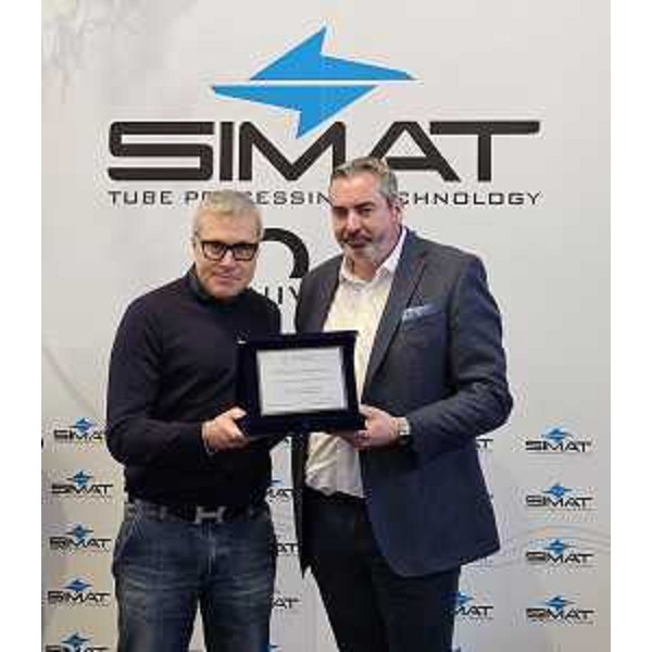 L'assessore Bini assieme al titolare della Simat Valdi Toniutti - L'assessore Bini assieme al titolare della Simat Valdi Toniutti