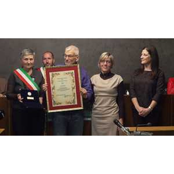 L'assessore Zilli (seconda da destra) durante la premiazione - L'assessore Zilli (seconda da destra) durante la premiazione