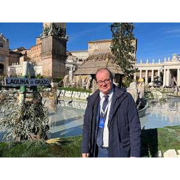 Il vicegovernatore del Friuli Venezia Giulia Mario Anzil davanti al presepe di Grado a San Pietro - Il vicegovernatore del Friuli Venezia Giulia Mario Anzil davanti al presepe di Grado a San Pietro