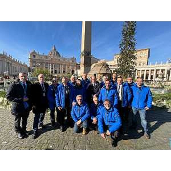 Il vicegovernatore del Friuli Venezia Giulia Mario Anzil e alcuni dei realizzatori del presepe di Grado in San Pietro - Il vicegovernatore del Friuli Venezia Giulia Mario Anzil e alcuni dei realizzatori del presepe di Grado in San Pietro