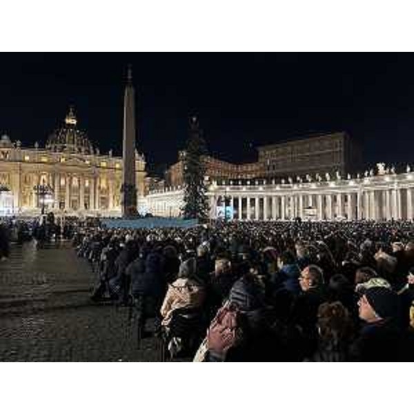 Piazza San Pietro gremita di gente per l'inaugurazione della Natività gradese e l'accensione dell'abete - Piazza San Pietro gremita di gente per l'inaugurazione della Natività gradese e l'accensione dell'abete