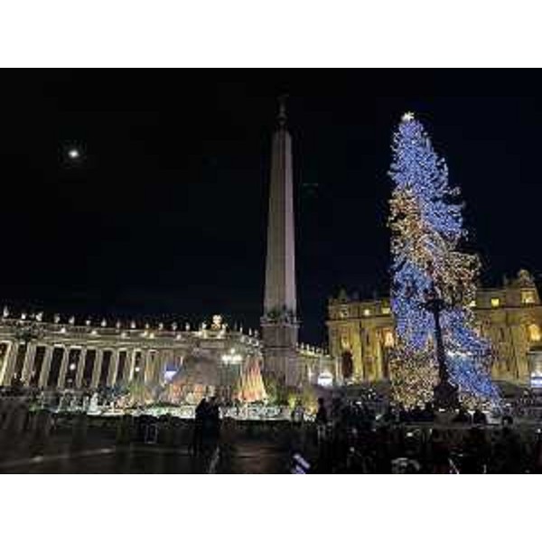 Piazza San Pietro gremita di gente per l'inaugurazione della Natività gradese e l'accensione dell'abete - Piazza San Pietro gremita di gente per l'inaugurazione della Natività gradese e l'accensione dell'abete