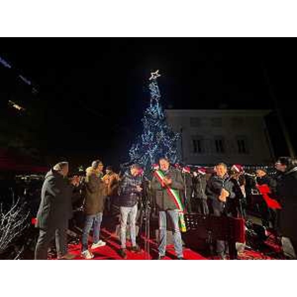 L'accensione dell'albero di Natale in piazza Libertà a Cormons - L'accensione dell'albero di Natale in piazza Libertà a Cormons